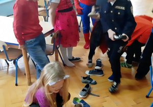 Dzieci układają buty - wróżba z butami.